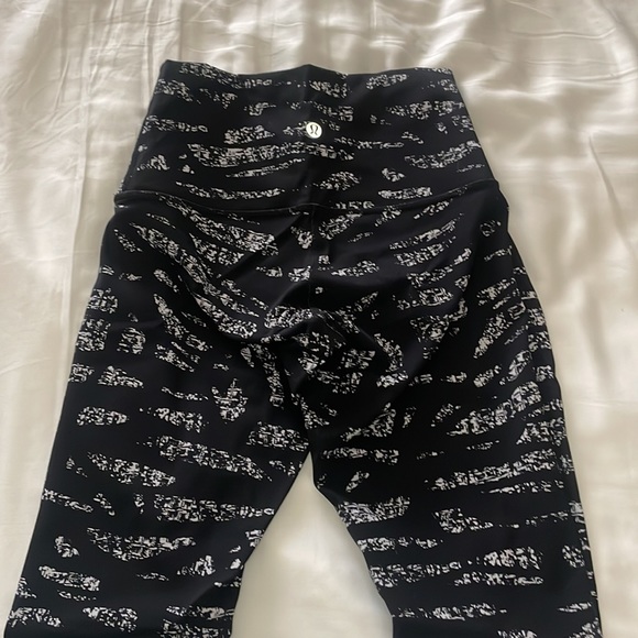 Lululemon Wunder Under pants - black with white graphic detail - Picture 4 of 4
